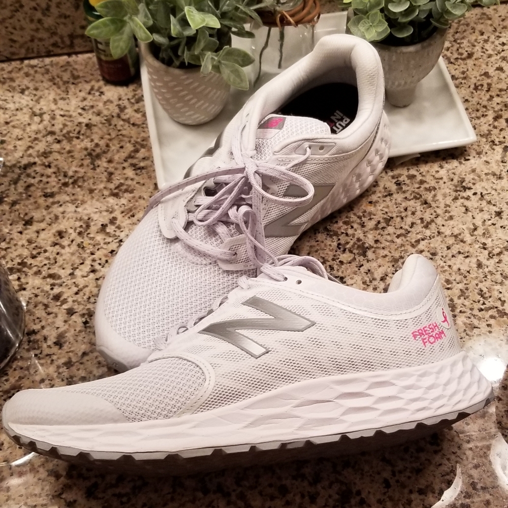 New Balance Fresh Foam Tennis Shoes Sneakers Sz 9.5 Breast Cancer